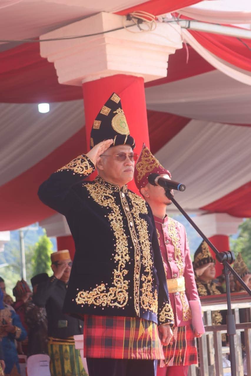 Mewakil Gubernur, Sekda Sultra, Drs. H. Asrun Lio, M.Hum., Ph.D., saat memimpin Upacara Peringatan HUT Kabupaten Kolaka Timur di Tirawuta, Minggu (11/1/2026).