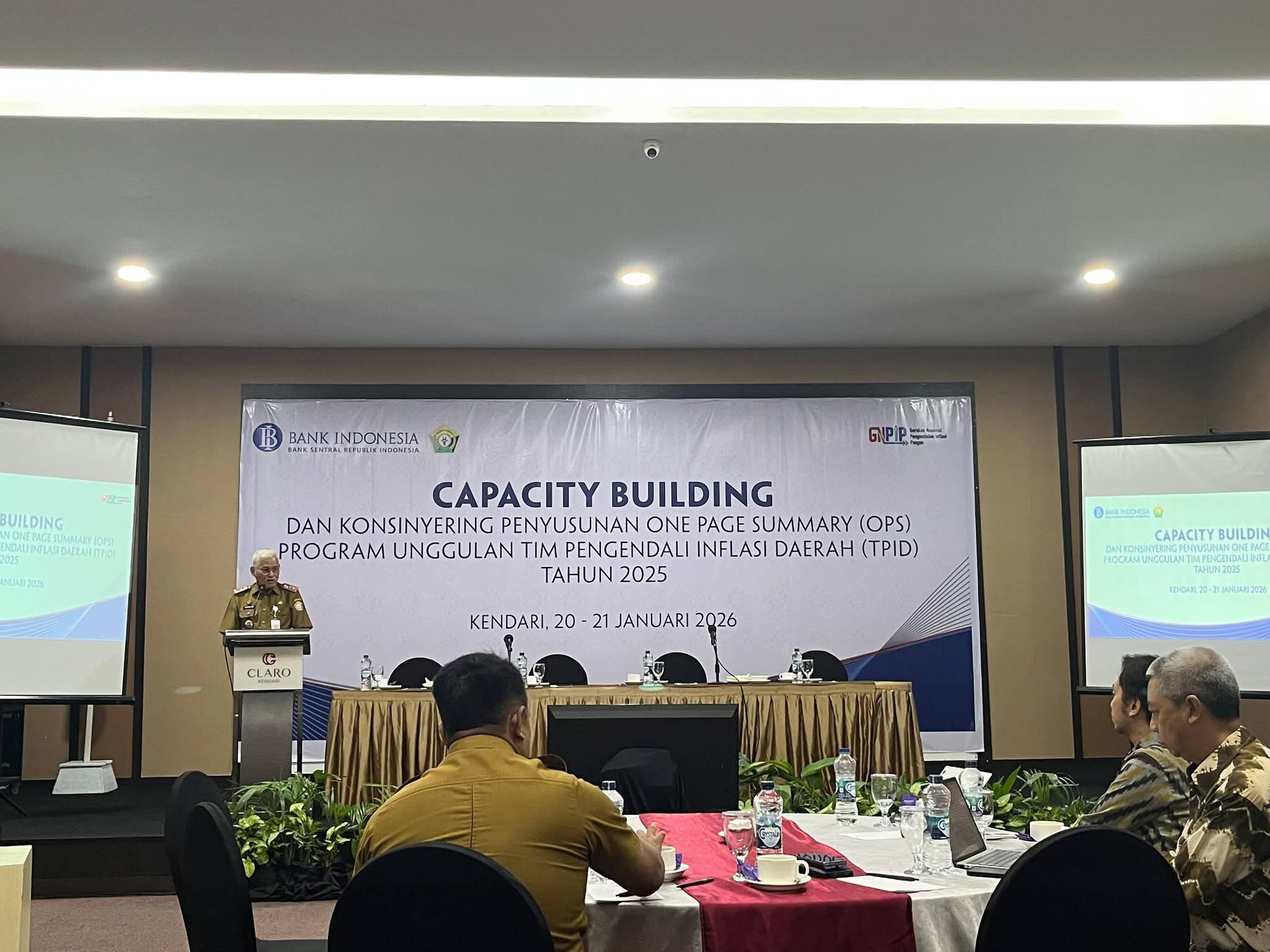 Sekda Sultra Drs. H Asrun Lio, M.Hum., Ph.D, saat memberikan sambutan sekaligus membuka kegiatan Capacity Building Penyusunan Laporan Evaluasi Kinerja TPID Tahun 2025 yang diselenggarakan di Kendari.
