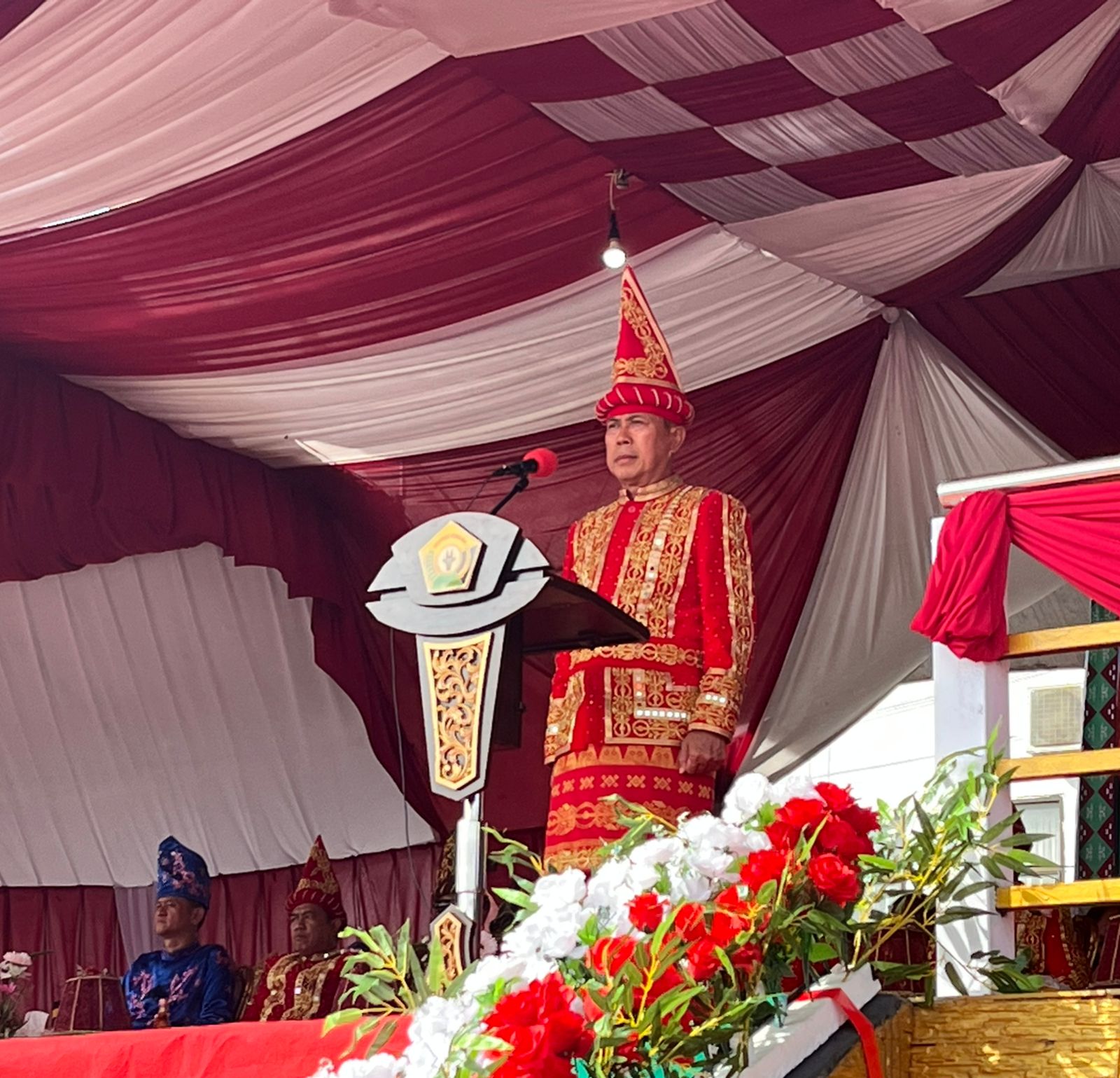 Gubernur Sultra, Andi Sumangerukka, saat menghadiri upacara peringatan HUT ke-19 Kabupaten Konawe Utara (Konut) yang digelar di Lapangan Kantor Bupati Konawe Utara. (FOTO: FAYSAL/MS)