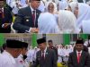 Gubernur Sultra, Andi Sumangerukka, saat menyalami satu persatu ASN Kemenag Sultra usai memimpin upacara peringatan HAB ke-80 Kementerian Agama Republik Indonesia Tahun 2026 yang digelar di halaman Kanwil Kemenag Provinsi Sulawesi Tenggara. (FOTO: FAYSAL/MS)