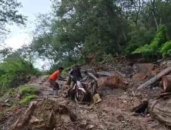 Aksi Heroik Polisi Aceh Tengah, Tembus Banjir dan Longsor Antar Logistik ke Kampung Serule