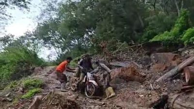 Aksi Heroik Polisi Aceh Tengah, Tembus Banjir dan Longsor Antar Logistik ke Kampung Serule