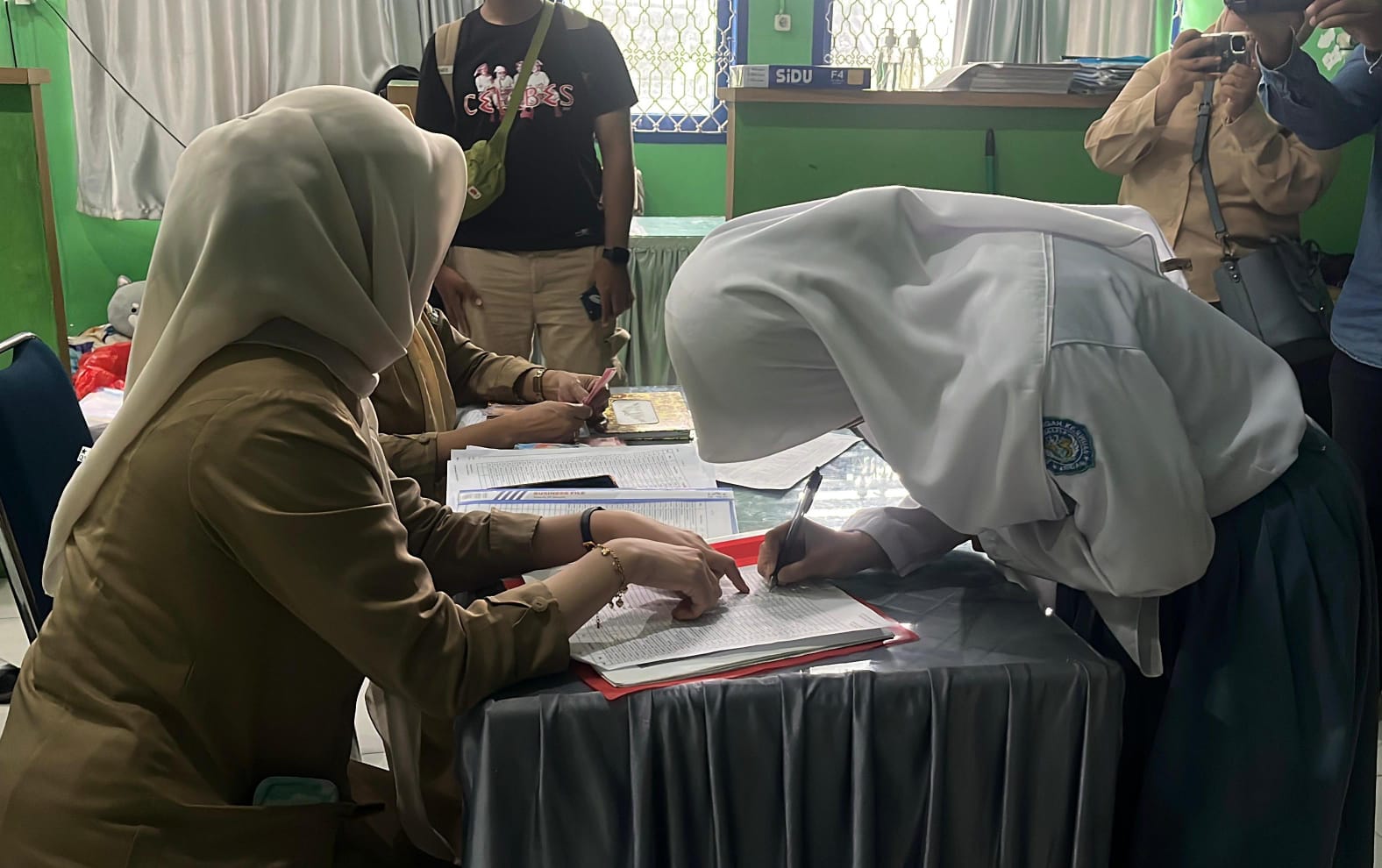 Proses pengembalikan dana partisipasi orang tua siswa di SMKN 4 Kendari.