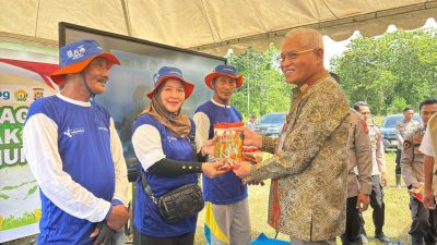 Sekda Sultra Wakili Gubernur Serahkan Bantuan Pertanian di Panen Raya Polri