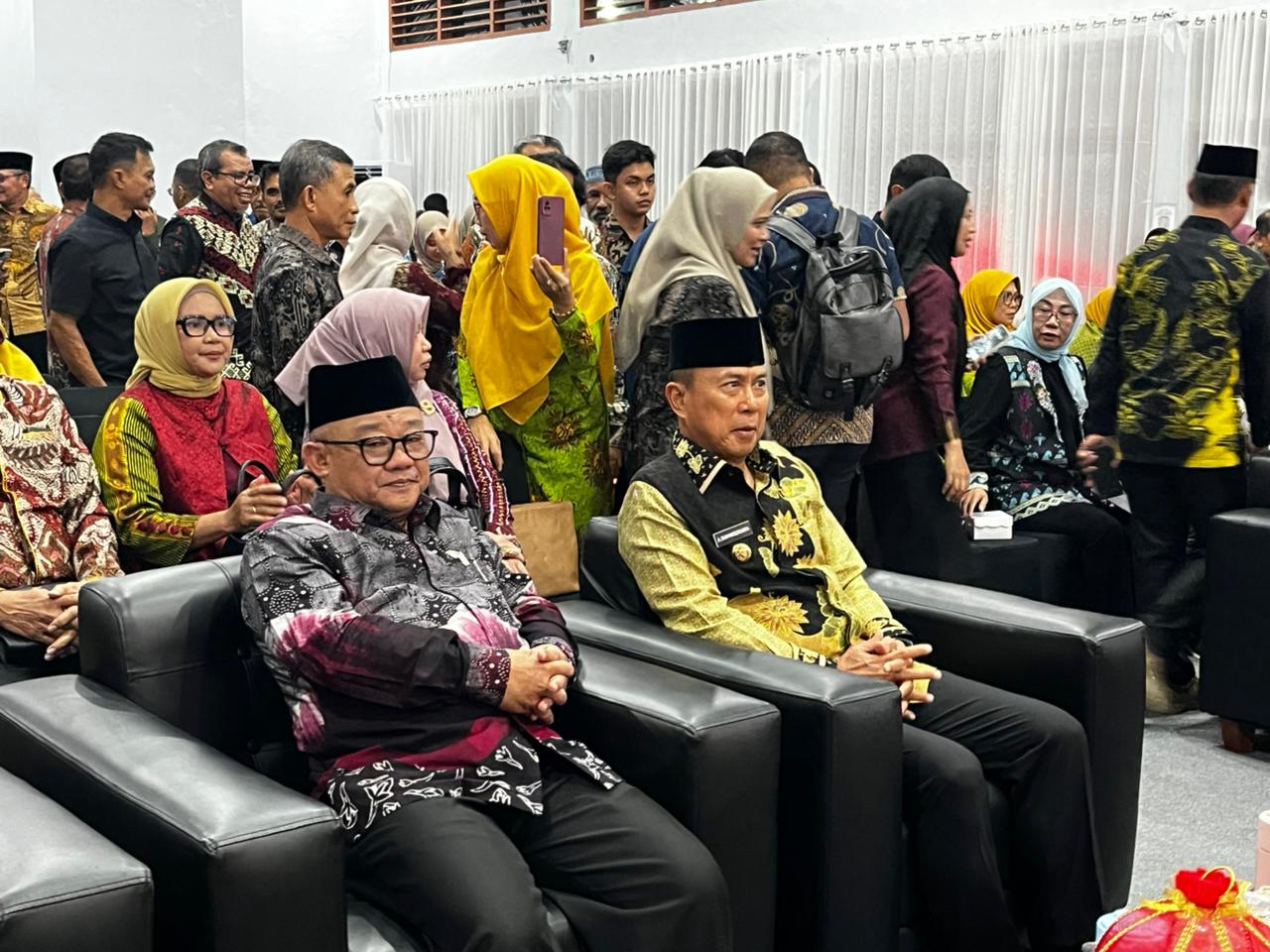 Menteri Pendidikan Dasar dan Menengah RI, Abdul Mu’ti bersama Gubernur Sulawesi Tenggara, Mayjen TNI (Purn) Andi Sumangerukka pada Rapat Koordinasi Konsolidasi Program Prioritas Unit Pelaksana Teknis (UPT) Kemendikdasmen RI yang dilaksanakan di Kota Kendari. (FOTO: FAYSAL/MS)