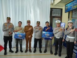 Dorong Pelayanan Presisi, Kapolda Sultra dan Bupati Kolaka Serahkan SIM Digital