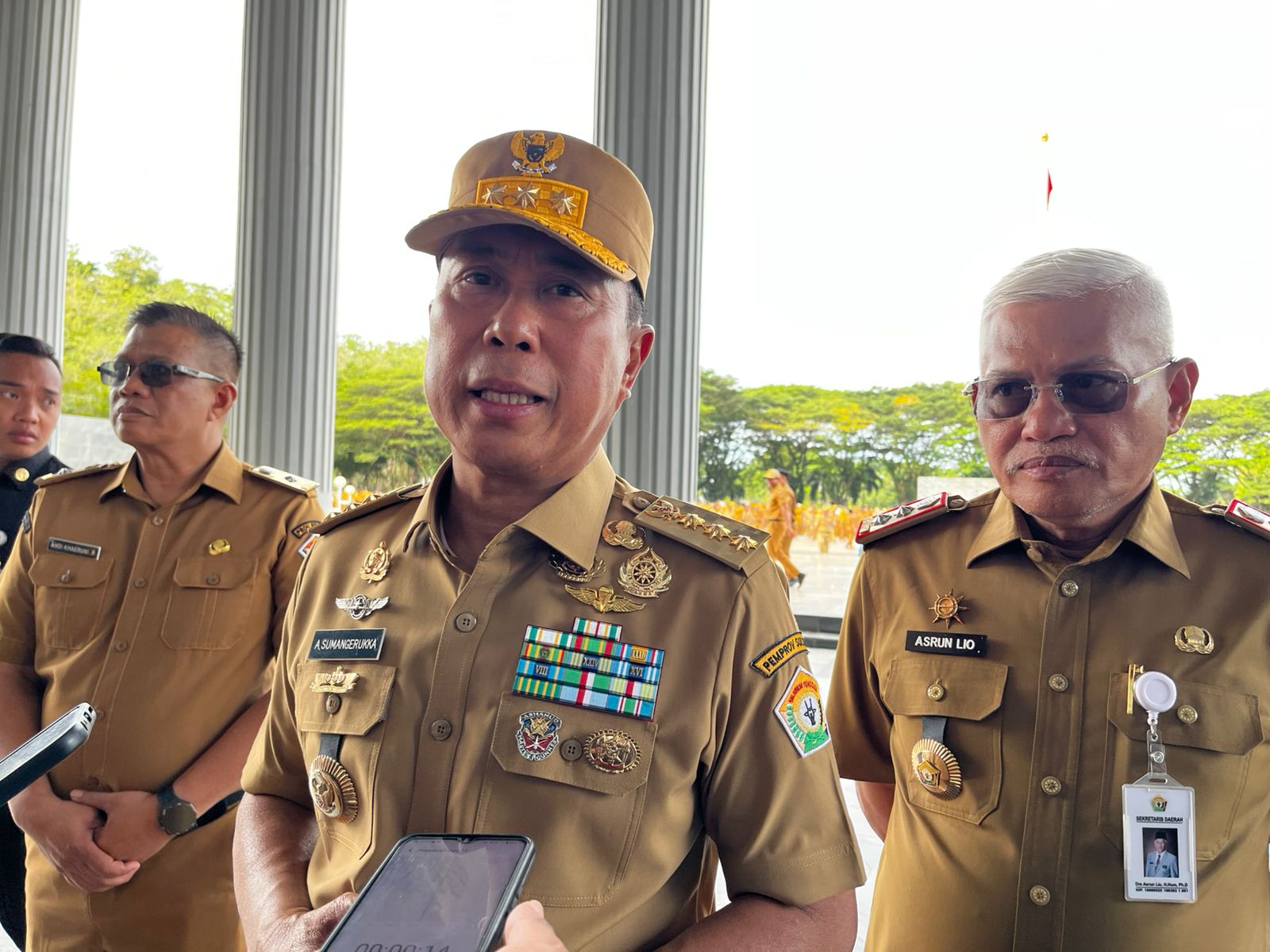 Gubernur Sultra, Andi Sumangerukka (tengah) didampingi Sekda Sultra, Asrun Lio (kanan) bersama Plt Kepala BKD Sultra Andi Khaeruni (kiri). (FOTO: FAYSAL/MS)