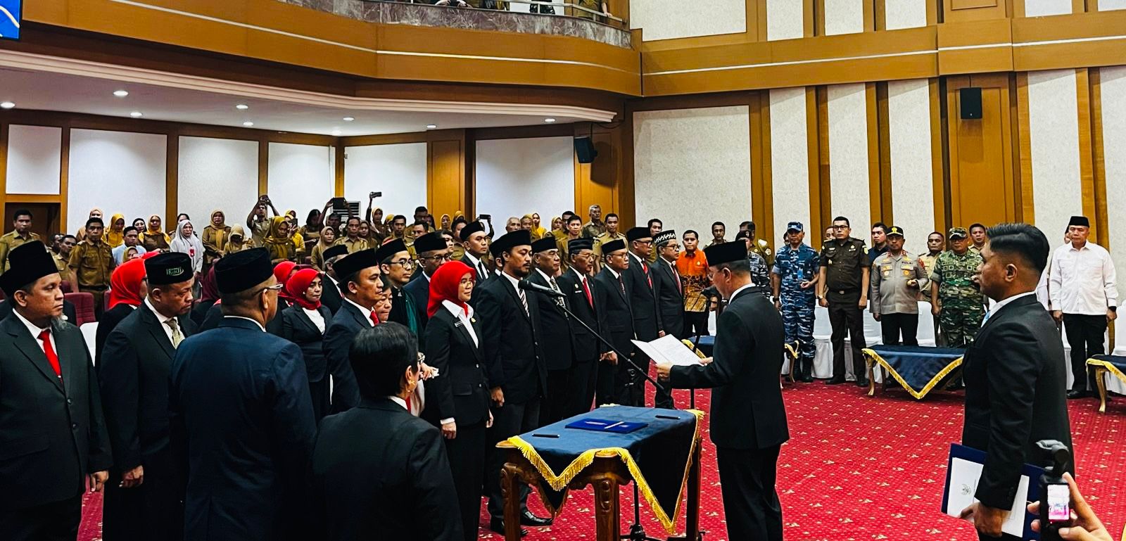 Gubernur Sultra, Andi Sumangerukka, saat melantik pejabat eselon II lingkup Pemprov Sultra di bertempat di Aula Pola Kantor Gubernur Sultra. (FOTO: FAYSAL/MS)