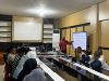 Plt. Kepala Bapenda Sultra, La Ode Mahbub saat memaparkan materi capaian dan target PAD usai menerima kunjungan kerja Gubernur Sultra Andi Sumangerukka. (FOTO: FAYSAL/MS)