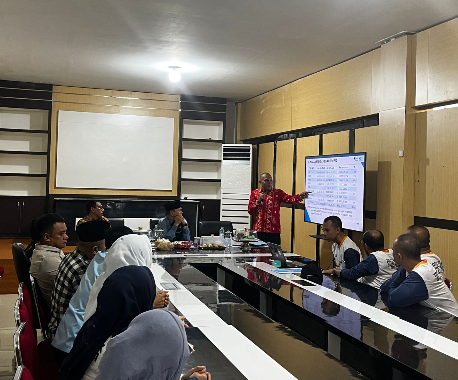 Plt. Kepala Bapenda Sultra, La Ode Mahbub saat memaparkan materi capaian dan target PAD usai menerima kunjungan kerja Gubernur Sultra Andi Sumangerukka. (FOTO: FAYSAL/MS)