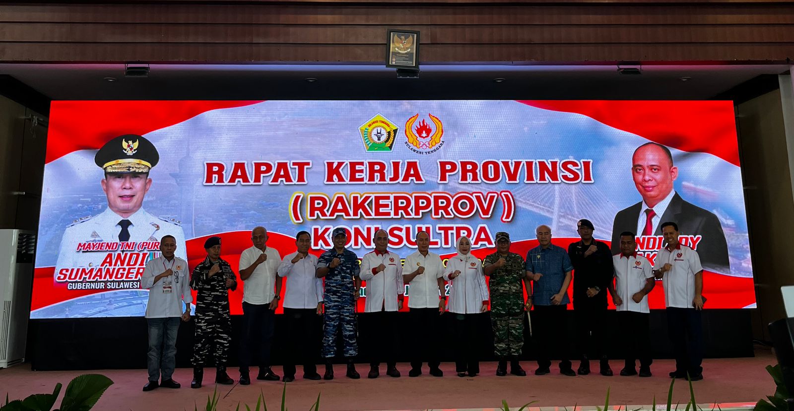 Foto bersama Gubernur Sultra, Andi Sumangerukka (tengah) pada Rakerprov KONI Sultra.