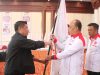Wakil Ketua OKK FGI Sultra, Andi Sultan Bakri, SKM, M.Sc, saat menyerahkan bendera pataka FGI kepada Ketua Umum KONI Sultra, Andi Ady Aksar. (Dok. Istimewa)