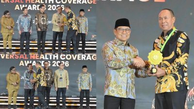 Menko PM, Muhaimin Iskandar saat menyerahkan penghargaan UHC Award 2026 Kategori Madya kepada Pemprov Sultra yang diterima langsung Gubernur Sultra, Mayjen TNI (Purn) Andi Sumangerukka, pada acara Deklarasi dan Pencanangan UHC serta Penghargaan Pemerintah Daerah Tahun 2026. (Dok. Istimewa)