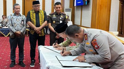 Penandatanganan MoU tentang peningkatan keselamatan dan penurunan tingkat fatalitas korban kecelakaan lalu lintas di Sultra antara Gubernur Sultra, Andi Sumangerukka (ASR), dan Kapolda Sultra, Irjen Pol Didik Agung Widjanarko di Ruang Pola Kantor Gubernur Sultra. (FOTO: FAYSAL/MS)