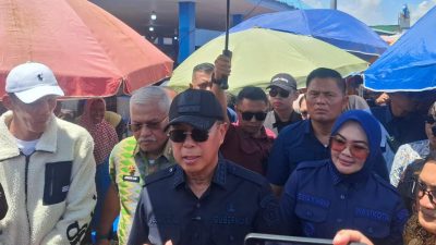 Gubernur Sultra, Andi Sumangerukka (ASR), usai meresmikan revitalisasi PPI Sodohoa di Kelurahan Sodohoa, Kecamatan Kendari Barat, sekaligus melakukan peninjauan langsung kondisi fasilitas di kawasan PPI. (FOTO: FAYSAL/MS)