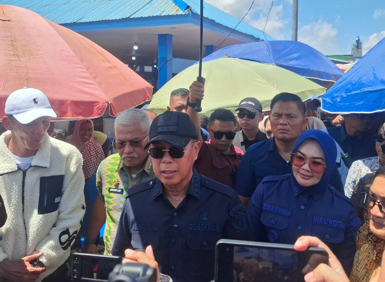 Gubernur Sultra, Andi Sumangerukka (ASR), usai meresmikan revitalisasi PPI Sodohoa di Kelurahan Sodohoa, Kecamatan Kendari Barat, sekaligus melakukan peninjauan langsung kondisi fasilitas di kawasan PPI. (FOTO: FAYSAL/MS)