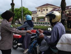 Ramadan Penuh Berkah, Tiga Satker Polda Sultra Serentak Bagikan Takjil kepada Masyarakat