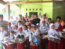 Polri Salurkan Bantuan Seragam dan Perlengkapan Sekolah bagi Siswa di Lokasi Pembangunan Jembatan Kolaka
