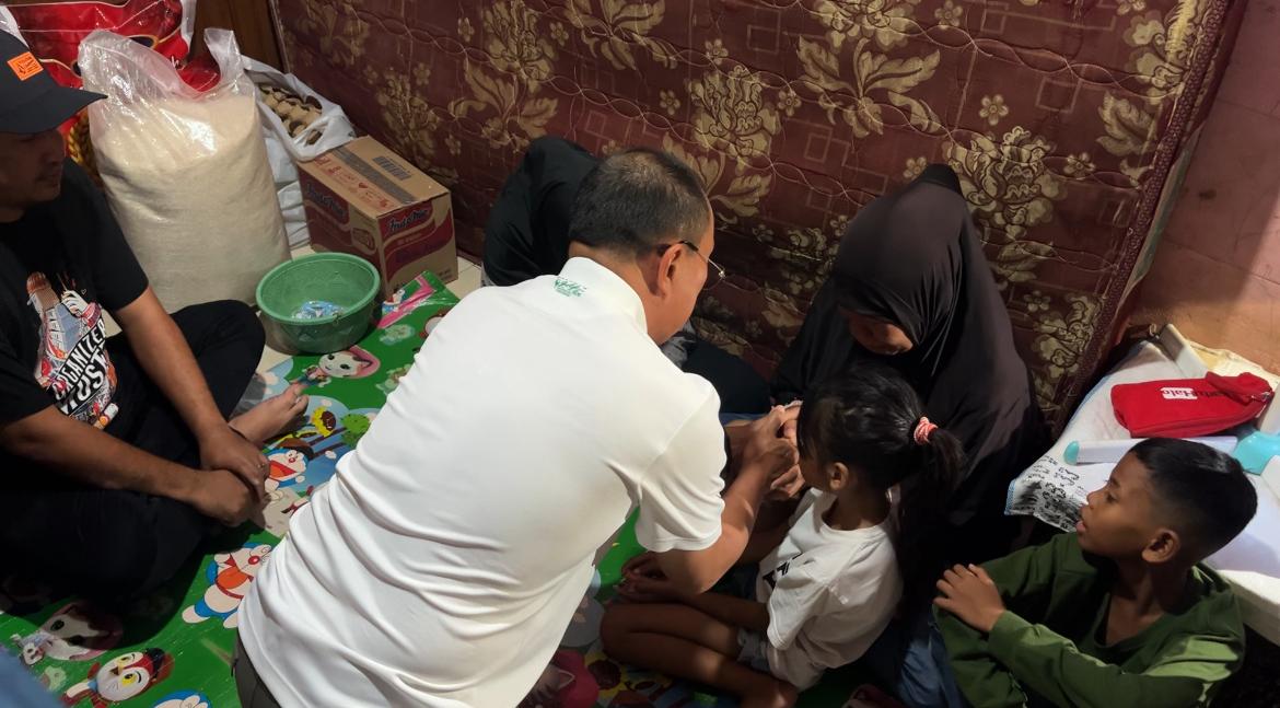 Gubernur Sultra, Andi Sumangerukka bersama Wakil Wali Kota Kendari, Sudirman saat mengunjungi kediaman keluarga korban tabrak lari yang terjadi di perempatan lampu merah PLN, Kota Kendari.