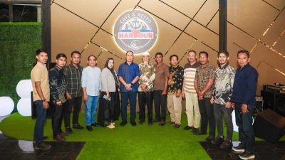 Foto bersama Gubernur Sultra, Andi Sumangerukka serta sejumlah anggota DPRD Kolut, para camat, kepala desa, dan tokoh masyarakat setempat di Kendari pada akhir Oktober 2025 lalu. (Dok. Istimewa)