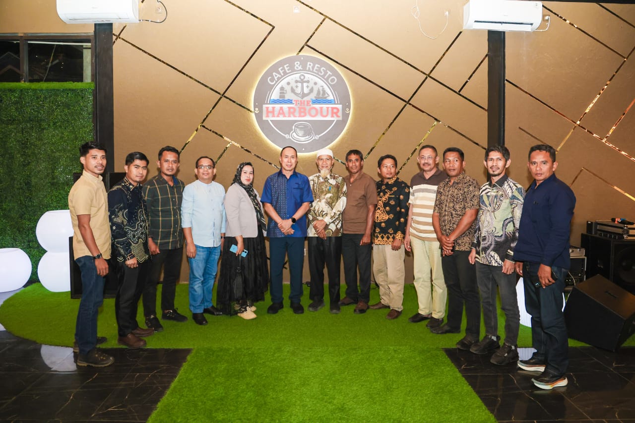 Foto bersama Gubernur Sultra, Andi Sumangerukka serta sejumlah anggota DPRD Kolut, para camat, kepala desa, dan tokoh masyarakat setempat di Kendari pada akhir Oktober 2025 lalu. (Dok. Istimewa)