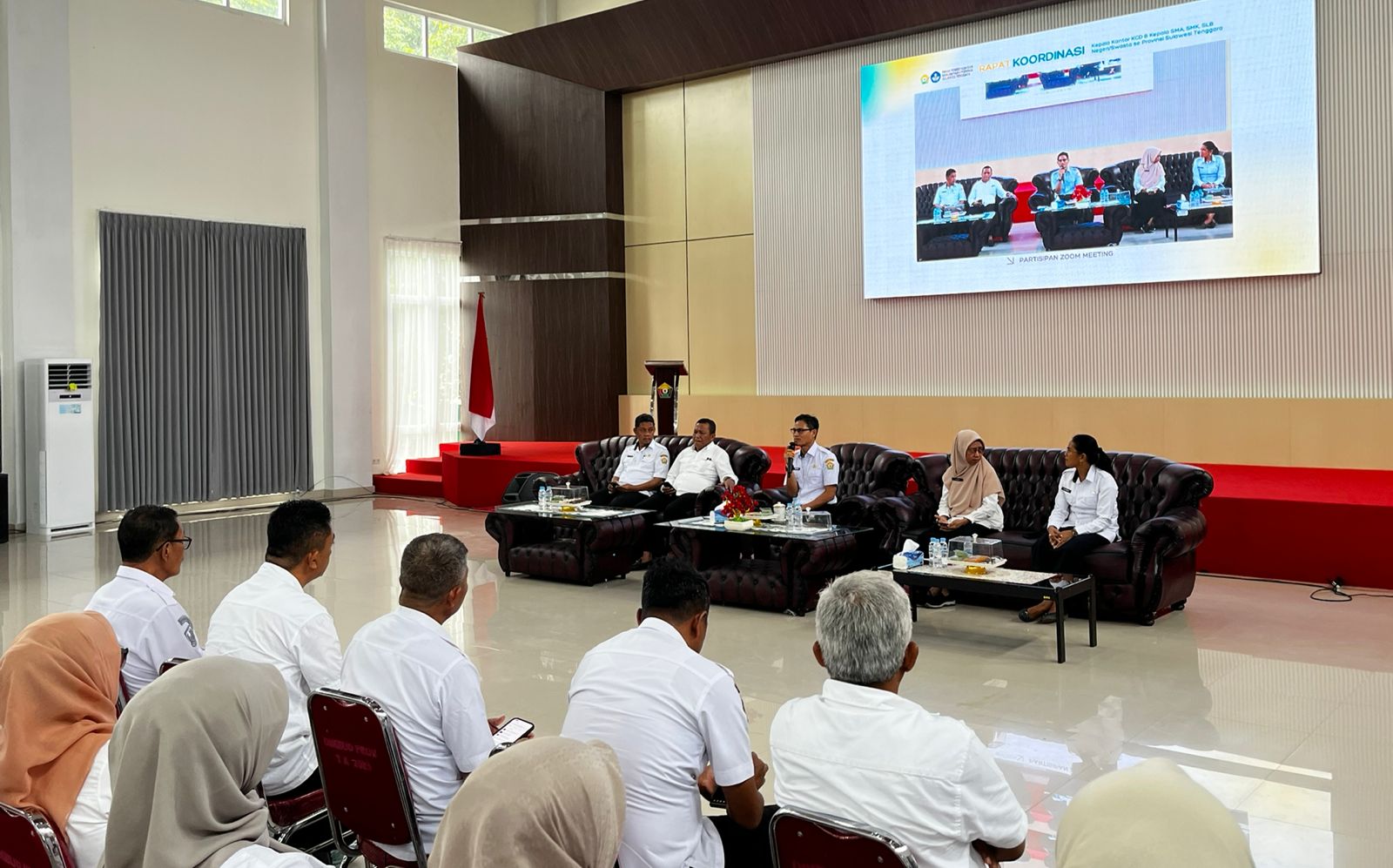 Dikbud Sultra saat menggelar Rakor bersama KCD serta kepala SMA, SMK, dan SLB negeri maupun swasta se-Sultra berlangsung di Aula Dikbud Sultra. (FOTO: FAYSAL/MS)