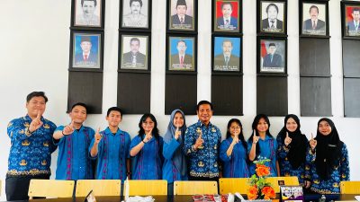 Foto bersama Kepala SMAN 1 Kendari, Ruslan, bersama para siswa peraih Juara Karya Tulis Ilmiah Tingkat Nasional Tahun 2026. (FOTO: FAYSAL/MS)