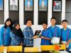 Kepala SMAN 1 Kendari, Ruslan (tengah), saat menerima plakat penghargaan dari Tim SMAN 1 Kendari usai meraih Juara 2 Lomba Debat Bahasa Indonesia pada ajang Smention 2026 tingkat nasional. (FOTO: FAYSAL/MS)