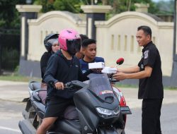 Humanis dan Peduli, Humas Polda Sultra Bagikan Takjil Jelang Berbuka di Kendari
