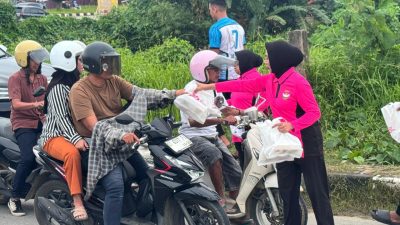 Bhayangkari Daerah Sultra Berbagi Takjil Dalam Rangka HUT Yayasan Kemala Bhayangkari ke-46 Tahun 2026