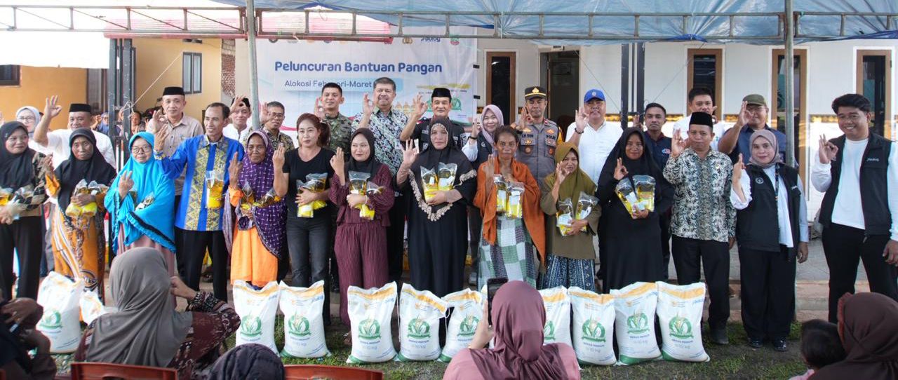Perum Bulog Sultra bersama Pemkab Konut resmi menyalurkan bantuan pangan pemerintah kepada 8.447 warga yang dipusatkan di Desa Lambuluo, Kecamatan Motui, Jumat (27/3/2026). (Dok. Bulog Sultra).