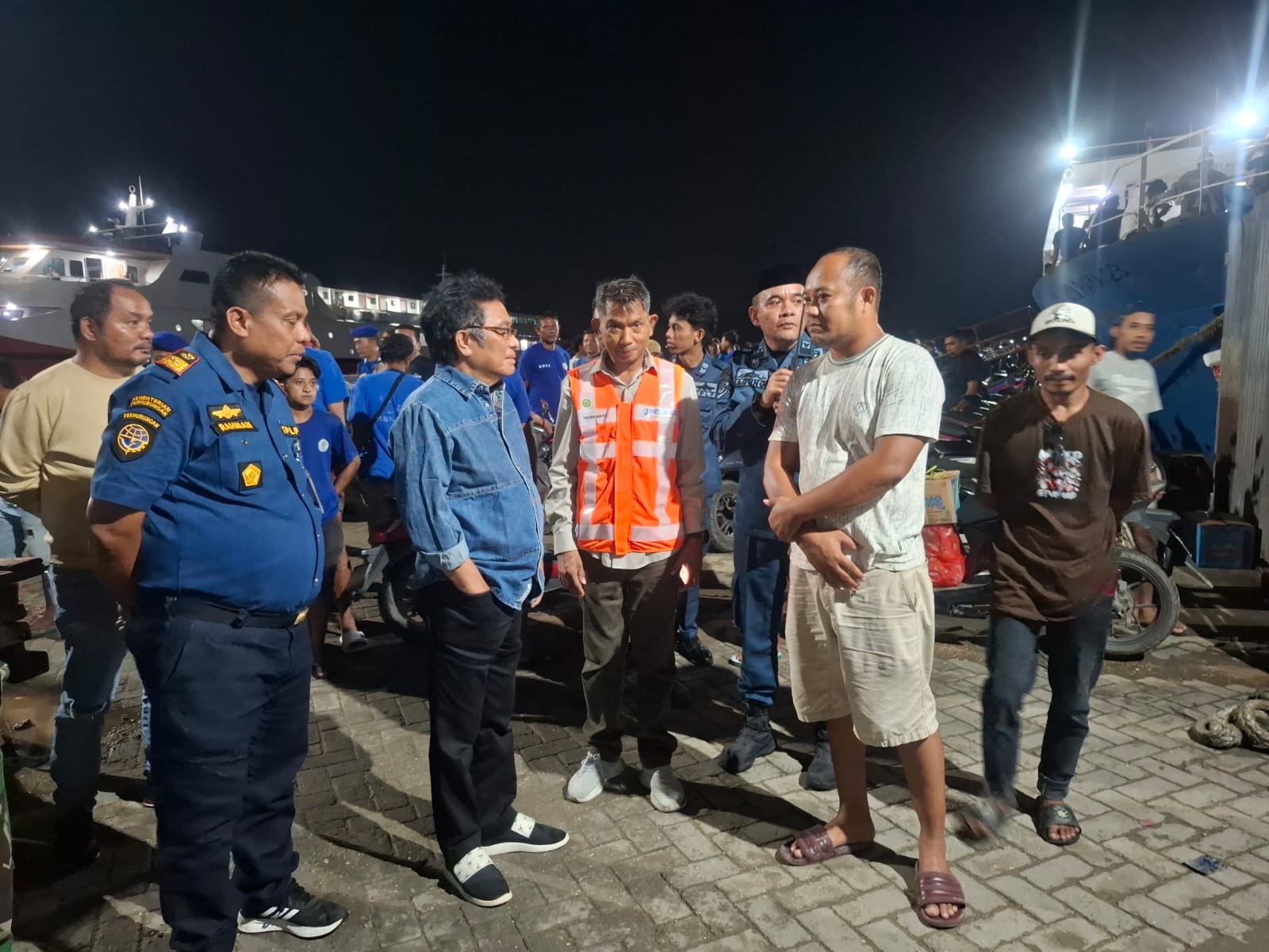 Wakil Ketua Komisi V DPR RI, Ridwan Bae, saat memantau langsung pergerakan arus mudik menjelang Idul Fitri di Pelabuhan Pangkalan Perahu Kendari.