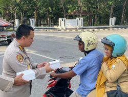 Biro SDM Polda Sultra Bagikan 250 Paket Takjil kepada Jamaah Masjid dan Pengguna Jalan