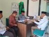 Sekda Sultra, Drs. H. Asrun Lio, M.Hum., Ph.D., saat menunaikan zakatnya melalui BAZNAS Sultra, Jumat (13/3/2026).