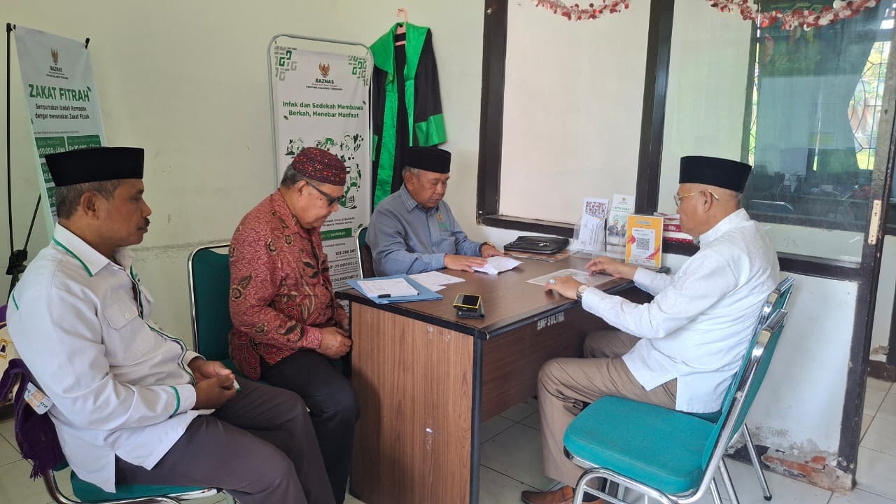 Sekda Sultra, Drs. H. Asrun Lio, M.Hum., Ph.D., saat menunaikan zakatnya melalui BAZNAS Sultra, Jumat (13/3/2026).