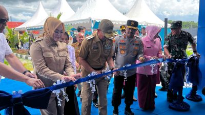 Gubernur Sultra, Andi Sumangerukka (ASR), didampingi Kepala Kepolisian Daerah Sultra, Irjen Pol Didik Agung Widjanarko saat meresmikan operasional SPPG Polri di Polresta Kendari, Senin (30/3/2026). (FOTO: FAYSAL/MS)