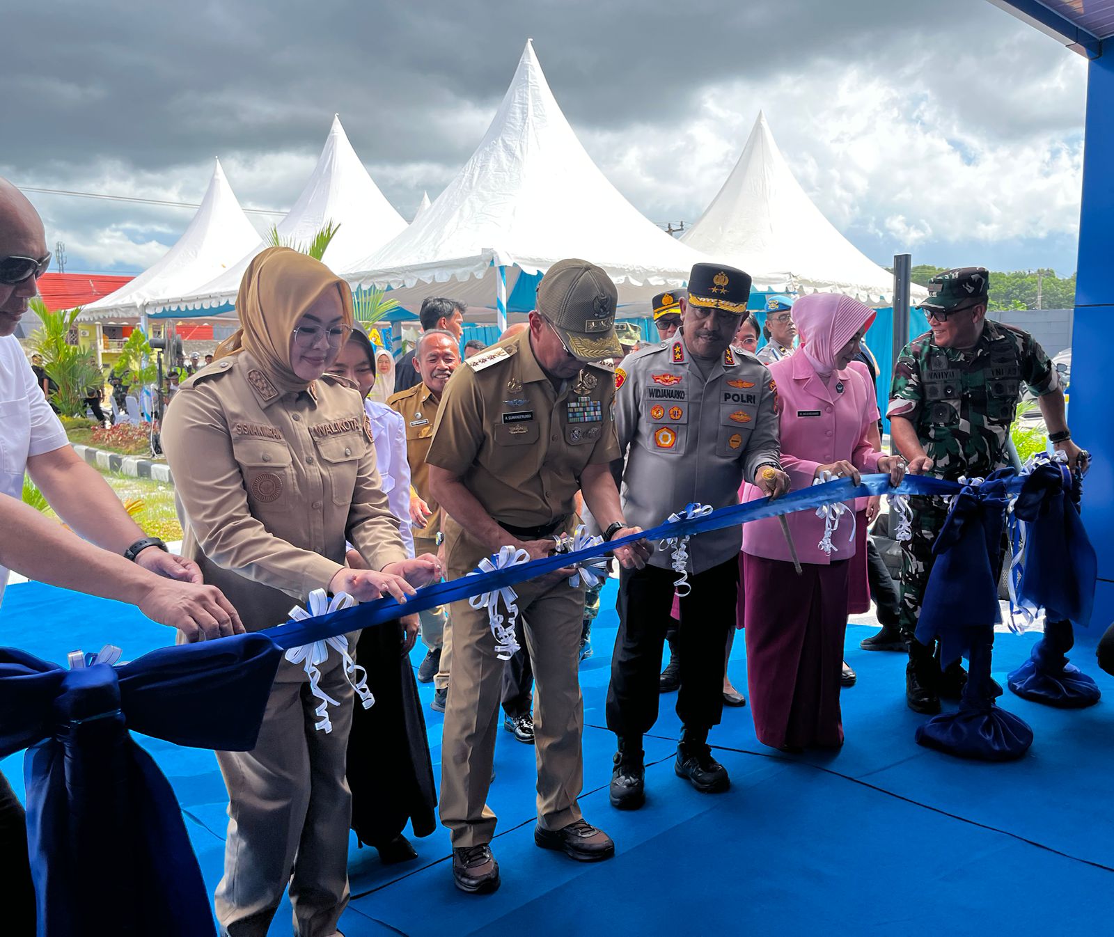Gubernur Sultra, Andi Sumangerukka (ASR), didampingi Kepala Kepolisian Daerah Sultra, Irjen Pol Didik Agung Widjanarko saat meresmikan operasional SPPG Polri di Polresta Kendari, Senin (30/3/2026). (FOTO: FAYSAL/MS)