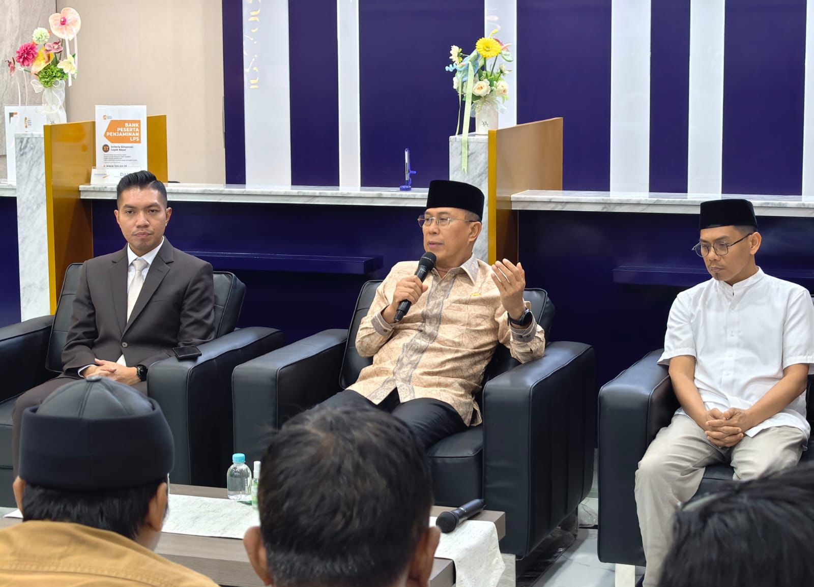 Gubernur Sulawesi Tenggara, Andi Sumangerukka (tengah) didampingi Direktur Utama Bank Sultra, Andri Permana Abubakar (kiri) dan Plt Kadiskominfo Sultra Andi Syahrir (kanan) usai menggelar RUPS Bank Sultra 2025 bertempat di Tower Bank Sultra, Jumat (13/3/2026). (FOTO: FAYSAL/MS)