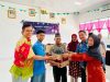 Penyerahan secara simbolis paket sembako kepada warga bertempat di Gedung Serbaguna SMA Negeri 1 Kendari. (FOTO: FAYSAL/MS)