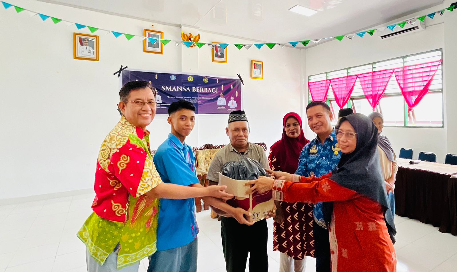 Penyerahan secara simbolis paket sembako kepada warga bertempat di Gedung Serbaguna SMA Negeri 1 Kendari. (FOTO: FAYSAL/MS)