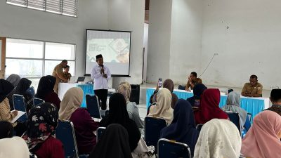 Kepala Balai Penyelenggara Jaminan Produk Halal Provinsi Sulawesi Selatan dan wilayah kerja se-Sulawesi, Ruspandi saat memberikan pemaparan di hadapan pelaku UMKM bertempat di Aula Dinas Koperasi dan UMKM Sultra, Selasa (31/3/2026). (FOTO: FAYSAL/MS)