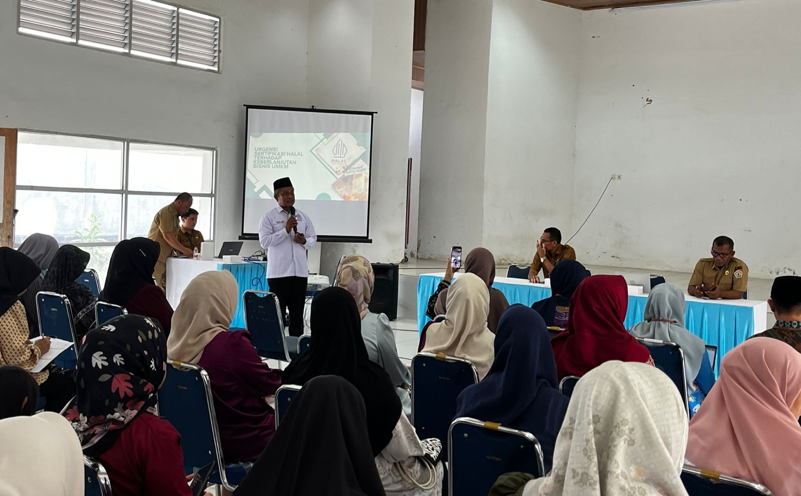 Kepala Balai Penyelenggara Jaminan Produk Halal Provinsi Sulawesi Selatan dan wilayah kerja se-Sulawesi, Ruspandi saat memberikan pemaparan di hadapan pelaku UMKM bertempat di Aula Dinas Koperasi dan UMKM Sultra, Selasa (31/3/2026). (FOTO: FAYSAL/MS)