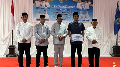 Di Wawonii, Wagub Hugua Tutup Safari Ramadan Sultra dan Serahkan Bantuan Listrik untuk Warga