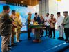 Gubernur Sultra, Andi Sumangerukka didampingi Direktur Utama Bank Sultra, Andri Permana Diputra Abubakar, Wali Kota Kendari Siska Karina Imran, Ketua Tim Ahli Gubernur Purnomo Sidi serta komisaris Bank Sultra saat melakukan pemotongan tumpeng peringatan HUT ke-58 Bank Sultra. (FOTO: FAYSAL/MS)