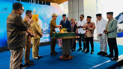 Gubernur Sultra, Andi Sumangerukka didampingi Direktur Utama Bank Sultra, Andri Permana Diputra Abubakar, Wali Kota Kendari Siska Karina Imran, Ketua Tim Ahli Gubernur Purnomo Sidi serta komisaris Bank Sultra saat melakukan pemotongan tumpeng peringatan HUT ke-58 Bank Sultra. (FOTO: FAYSAL/MS)