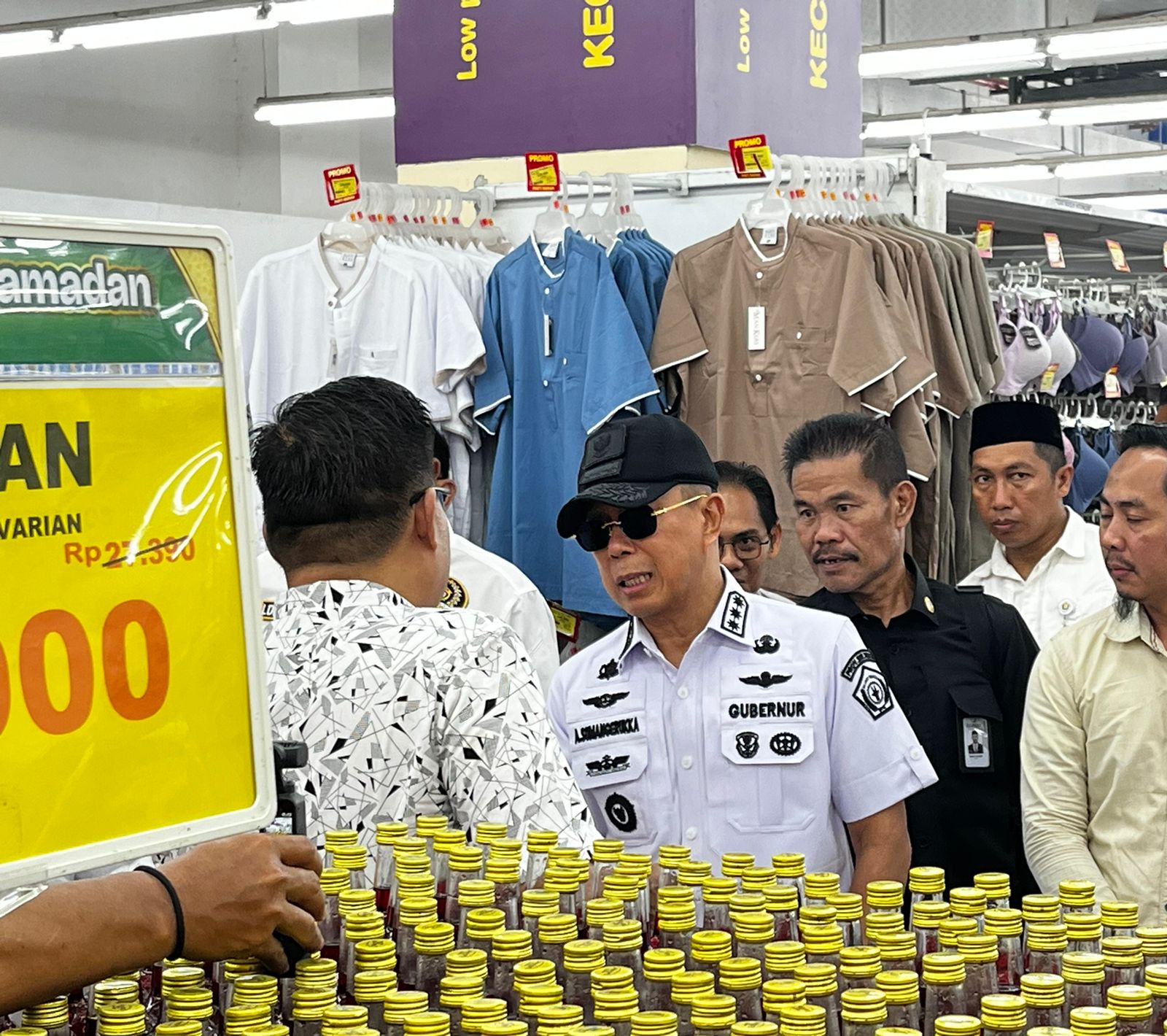 Gubernur Sultra Andi Sumangerukka, saat melakukan sidak di hypermart the park kendari usai meninjau sejumlah titik di Kota Kendari Rabu (4/3/2026). (Dok. mediatamasultra.com)