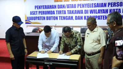 Gubernur Sultra, Andi Sumangerukka saat menyaksikan penandatanganan berita acara kesepakatan antara Pemerintah Kabupaten Buton selaku daerah induk dengan Pemerintah Kota Baubau, Kabupaten Buton Tengah, dan Kabupaten Buton Selatan terkait penyerahan aset PDAM. (Dok. Biro Adpim Sultra)