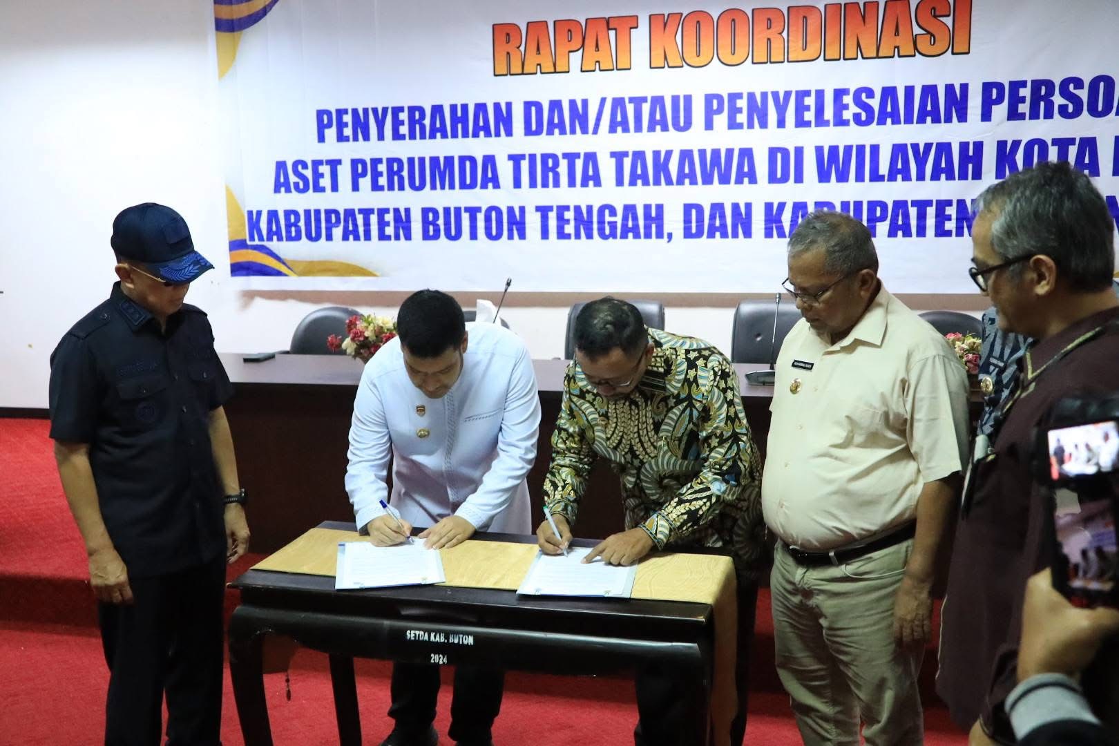 Gubernur Sultra, Andi Sumangerukka saat menyaksikan penandatanganan berita acara kesepakatan antara Pemerintah Kabupaten Buton selaku daerah induk dengan Pemerintah Kota Baubau, Kabupaten Buton Tengah, dan Kabupaten Buton Selatan terkait penyerahan aset PDAM. (Dok. Biro Adpim Sultra)