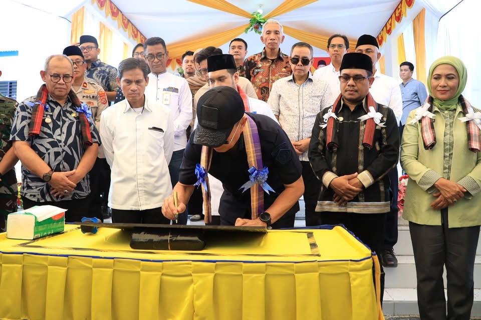 Gubernur Sultra, Mayjen TNI (Purn) Andi Sumangerukka saat meresmikan SMA Negeri 7 Pasarwajo di Kabupaten Buton, Jumat (6/3/2026) siang. (Dok. Biro Adpim Sultra)
