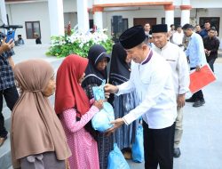 Safari Ramadan di Busel, Gubernur Andi Sumangerukka Serahkan Bantuan Sembako dan Program Listrik Gratis